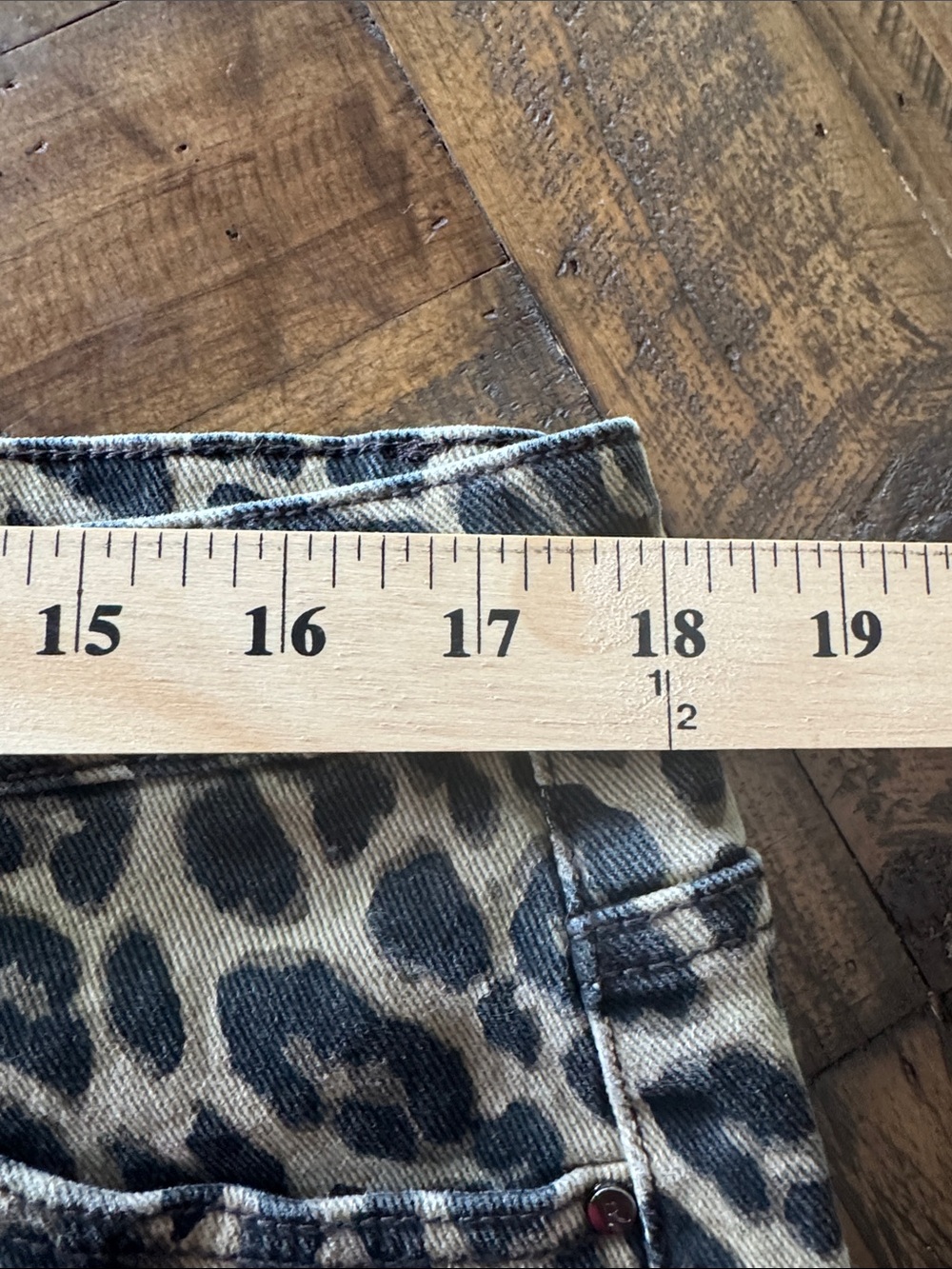 Risen Jeans Leopard Print Denim Shorts — Tan and Black Size 1XL - Picture 3 of 7